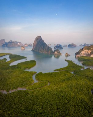 Sametnangshe 'nin panorama manzarası, Phangnga körfezindeki dağların manzarası, Miranda Denizi' ndeki mangrov ormanı, akşam alacakaranlığı gökyüzü, Tayland, Phangnga 'da seyahat yeri.