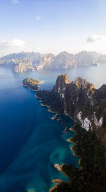 Khao Sok Tayland, Khao Sok Ulusal Parkı 'ndaki göl manzaralı dağlar, İHA hava görüntüsü, Khao Sok Ulusal Parkı manzaralı.