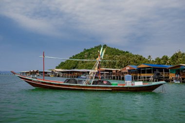 Koh Phitak, Chumphon ili Tayland Ocak 2020, balıkçı tekneleri ve su üzerindeki küçük kulübeler, Koh Phitak Tayland 'da geleneksel bir balıkçı köyü.