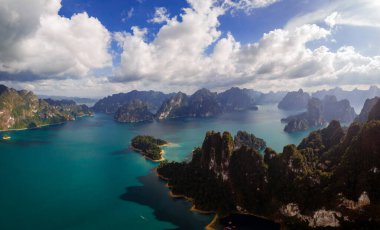 Khao Sok Tayland, Khao Sok Ulusal Parkı 'ndaki göl manzaralı dağlar, İHA hava görüntüsü, Khao Sok Ulusal Parkı manzaralı.