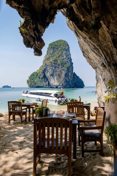 Dinner tables or luch on the beach Railay beach with a beautiful backdrop of Ko Rang Nok Island In Thailand Krabi — Stock Photo, Image