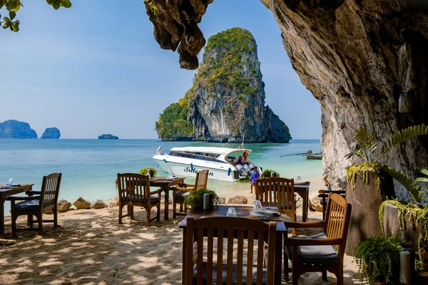 Dinner tables or luch on the beach Railay beach with a beautiful backdrop of Ko Rang Nok Island In Thailand Krabi — Stock Photo, Image