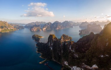 Khao Sok Tayland, Khao Sok Ulusal Parkı 'ndaki göl manzaralı dağlar, İHA hava görüntüsü, Khao Sok Ulusal Parkı manzaralı.