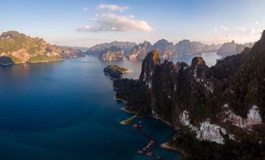 Khao Sok Tayland, Khao Sok Ulusal Parkı 'ndaki göl manzaralı dağlar, İHA hava görüntüsü, Khao Sok Ulusal Parkı manzaralı.