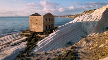 Punta Bianca Sicilya Agrigento, Sicilya 'da terk edilmiş evi olan beyaz uçurum kıyıları.