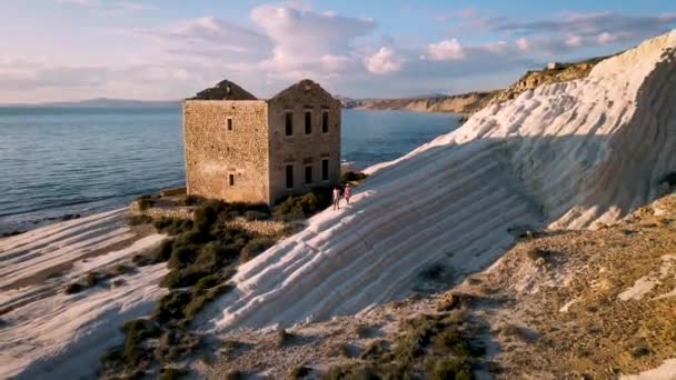Punta Bianca Sicilien Agrigento, vita klippor kust med abdonned hus i Siclia — Stockvideo