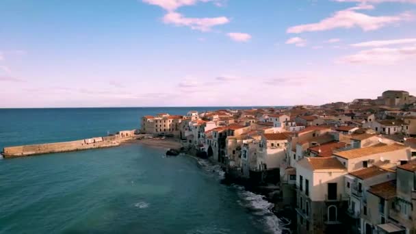 Cefalu Sicilië Italië, gezellig kleurrijk dorp in de buurt van Palermo Sicilië Italië vanaf de kust — Stockvideo