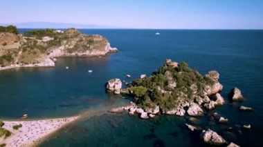 Taormina Sicilya Bella plajı gökyüzü manzaralı Taormina Sicilya 'nın Sicilya sahili ve adası boyunca uzanır.