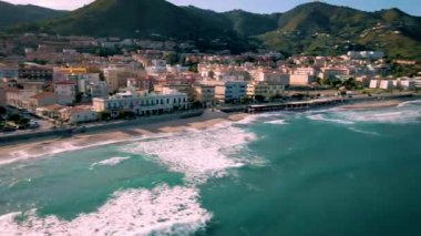 Cefalu Sicilya İtalya, Palermo yakınlarındaki samimi renkli köy Sicilya kıyılarından İtalya 