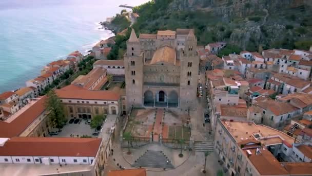Cefalu Sicílie Itálie, útulná barevná vesnice v blízkosti Palerma Sicílie Itálie od pobřeží — Stock video