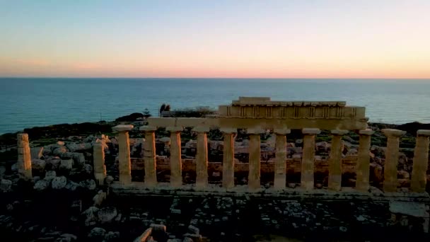 Selinunte, temppeli, Sisilia, Italia, auringonlasku Selinunte Sicilian arkeologisella alueella — kuvapankkivideo