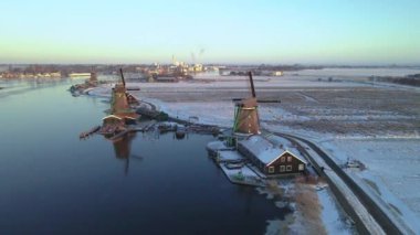 Zaanse Schans yel değirmeni köyü kış boyunca karlı araziyle kaplıydı. Tahta tarihi yel değirmenleri Zaanse Schans Hollanda