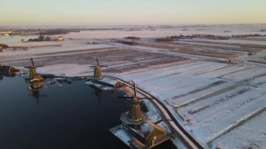 Zaanse Schans yel değirmeni köyü kış boyunca karlı araziyle kaplıydı. Tahta tarihi yel değirmenleri Zaanse Schans Hollanda
