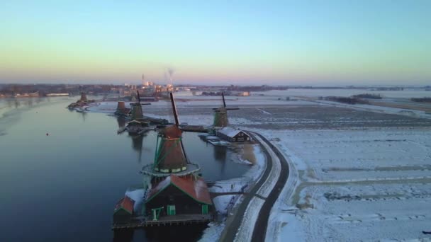Windmolendorp Zaanse Schans in de winter met besneeuwd landschap, besneeuwde houten historische molens Zaanse Schans Nederland Holland — Stockvideo