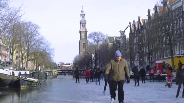 Schaatsen op de grachten in Amsterdam in de winter, bevroren grachten in Amsterdam in de winter — Stockvideo