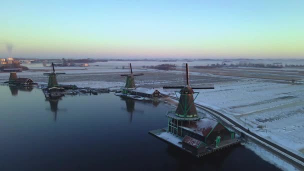 Windmolendorp Zaanse Schans in de winter met besneeuwd landschap, besneeuwde houten historische molens Zaanse Schans Nederland Holland — Stockvideo