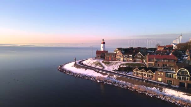 Kış boyunca Urk Hollanda deniz feneri karla kaplı kıyı şeridi, Hollanda 'da deniz feneri karlı kış havasında Urk manzarası — Stok video