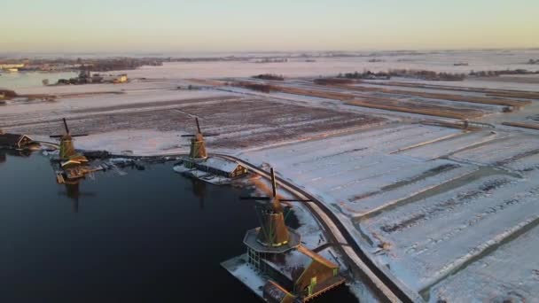 Zaanse Schans Windmühlendorf im Winter mit verschneiter Landschaft, schneebedeckten hölzernen historischen Windmühlen Zaanse Schans Niederlande Holland — Stockvideo