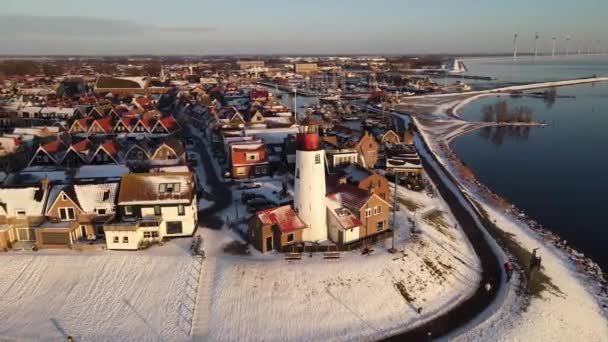 Farol de Urk Holanda durante o inverno com neve coberta litoral, vista Urk no farol paisagem nevada inverno tempo na Holanda — Vídeo de Stock