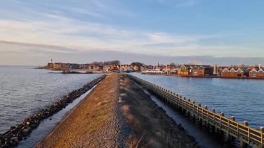 Urk Flevoland Hollanda, Hollanda 'da Ijsselmeer Gölü' nün yanındaki tarihi Urk köyünde deniz feneriyle birlikte açık bir kış mevsimi geçirdi.