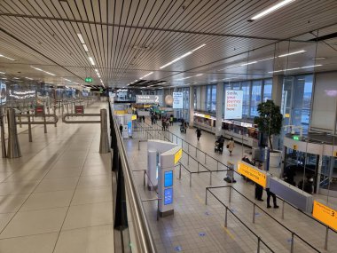 Amsterdam Hollanda Mart 2021, Schiphol Havalimanı 'nda bomboş terminal. Amsterdam, dünya genelinde covid 19 korona salgını sırasında.