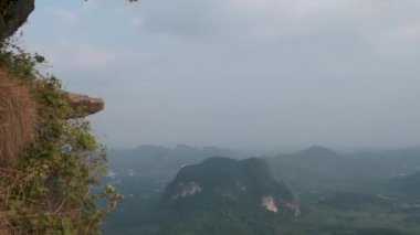  Krabi yakınlarındaki Tayland ormanı Khao Ngon Nak Doğa Yolu Krabi Tayland ya da Ejderha Tepesi, Tayland çifti