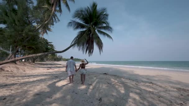 Paar im Urlaub in Thailand, Provinz Chumpon, weißer tropischer Strand mit Palmen, Wua Laen Strand Chumphon Bereich Thailand, Palme hängt über dem Strand mit Paar im Urlaub in Thailand — Stockvideo