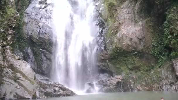 Wasserfall in Thailand, Ein Tourist genießt die Schönheit des Wasserfalls in der Provinz Chumphon, Thailand, Klongphrao Wasserfall Thailand — Stockvideo