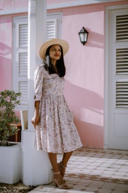 Curacao, Hollanda Antilleri Willemstad şehir merkezindeki renkli binaların manzarası Curacao Karayipleri, Pietermaai 'deki renkli ve restore edilmiş koloni binaları 