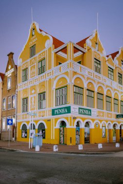 Curacao, Hollanda Antilleri Willemstad şehir merkezindeki renkli binaların manzarası Curacao Karayipleri, Pietermaai 'deki renkli ve restore edilmiş koloni binaları 