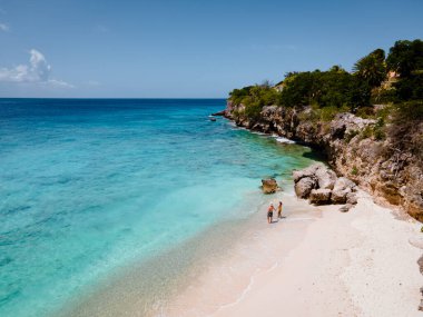 Playa Kalki Curacao Karayip Denizi 'ndeki tropikal ada, Playa Kalki plajı üzerindeki havadan manzara Curacao Karayipleri' nin batı yakasında Hollanda Antilleri