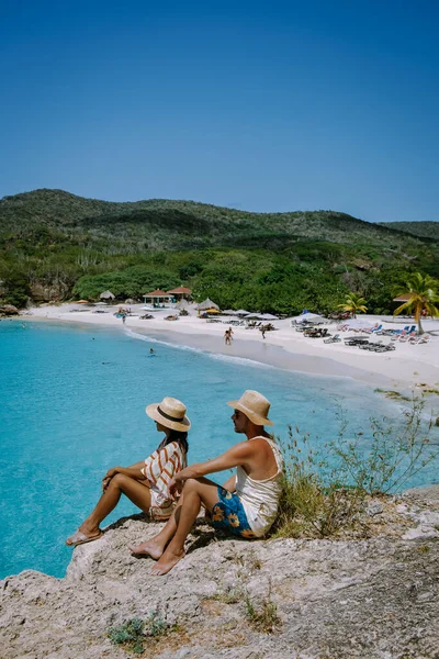 Vue sur la plage de sable blanc Grote Knip, Curaçao, Pays-Bas avec un océan bleu Curaçao île des Caraïbes — Photo