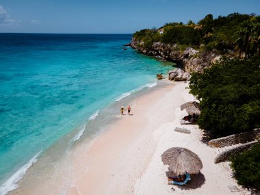 Playa Kalki Curacao Karayip Denizi 'ndeki tropikal ada, Playa Kalki plajı üzerindeki havadan manzara Curacao Karayipleri' nin batı yakasında Hollanda Antilleri