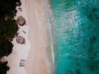 Playa Kalki Curacao Karayip Denizi 'ndeki tropikal ada, Playa Kalki plajı üzerindeki havadan manzara Curacao Karayipleri' nin batı yakasında Hollanda Antilleri