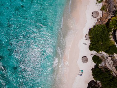 Playa Kalki Curacao Karayip Denizi 'ndeki tropikal ada, Playa Kalki plajı üzerindeki havadan manzara Curacao Karayipleri' nin batı yakasında Hollanda Antilleri
