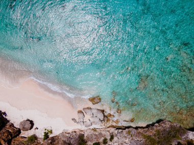 Playa Kalki Curacao Karayip Denizi 'ndeki tropikal ada, Playa Kalki plajı üzerindeki havadan manzara Curacao Karayipleri' nin batı yakasında Hollanda Antilleri