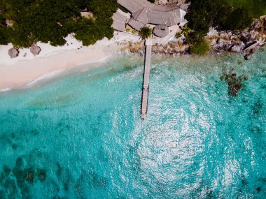 Playa Kalki Curacao Karayip Denizi 'ndeki tropikal ada, Playa Kalki plajı üzerindeki havadan manzara Curacao Karayipleri' nin batı yakasında Hollanda Antilleri