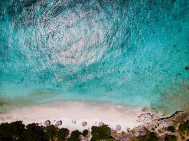 Playa Kalki Curacao Karayip Denizi 'ndeki tropikal ada, Playa Kalki plajı üzerindeki havadan manzara Curacao Karayipleri' nin batı yakasında Hollanda Antilleri