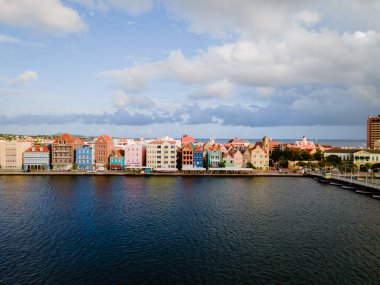 Willemstad, Curacao. Hollanda Antilleri. Renkli Binalar dünyanın dört bir yanından turistleri çekiyor. Mavi gökyüzü güneşli gün Curacao