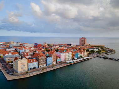 Willemstad, Curacao. Hollanda Antilleri. Renkli Binalar dünyanın dört bir yanından turistleri çekiyor. Mavi gökyüzü güneşli gün Curacao