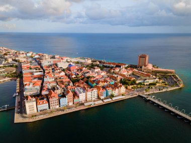 Willemstad, Curacao. Hollanda Antilleri. Renkli Binalar dünyanın dört bir yanından turistleri çekiyor. Mavi gökyüzü güneşli gün Curacao