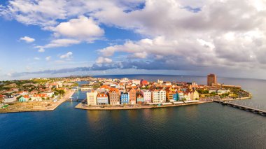 Willemstad, Curacao. Hollanda Antilleri. Renkli Binalar dünyanın dört bir yanından turistleri çekiyor. Mavi gökyüzü güneşli gün Curacao