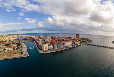 Willemstad, Curacao. Hollanda Antilleri. Renkli Binalar dünyanın dört bir yanından turistleri çekiyor. Mavi gökyüzü güneşli gün Curacao