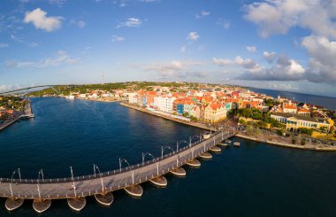 Willemstad, Curacao. Hollanda Antilleri. Renkli Binalar dünyanın dört bir yanından turistleri çekiyor. Mavi gökyüzü güneşli gün Curacao