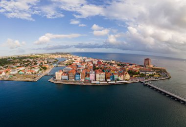 Willemstad, Curacao. Hollanda Antilleri. Renkli Binalar dünyanın dört bir yanından turistleri çekiyor. Mavi gökyüzü güneşli gün Curacao