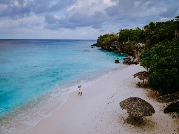 Spiaggia e molo a playa Kalki a Curacao, spiaggia tropicale dal cielo drone vista sulla spiaggia con palma — Foto Stock