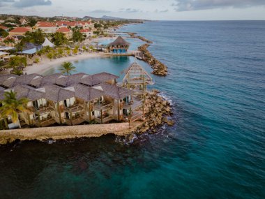 Korsan plajlı, palmiye ağaçlı, lüks tatil yeri Curacao.