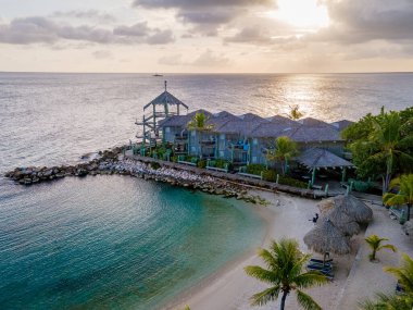 Korsan plajlı, palmiye ağaçlı, lüks tatil yeri Curacao.