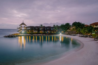 Korsan plajlı, palmiye ağaçlı, lüks tatil yeri Curacao.