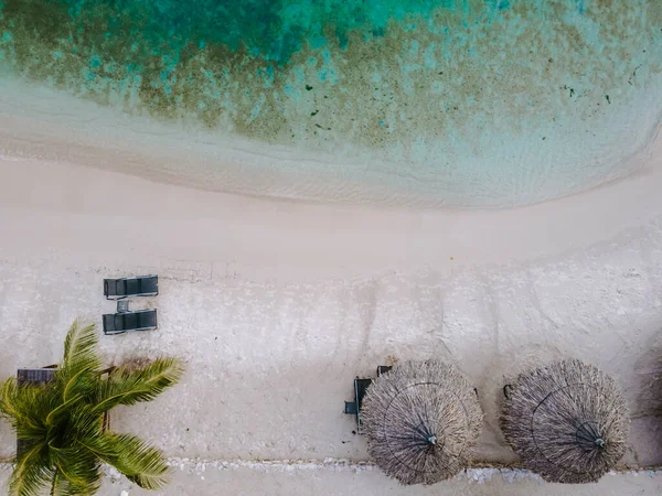 Resort de luxo tropical Curaçao com praia de piratas e palmeiras, férias de luxo Curaçao — Fotografia de Stock